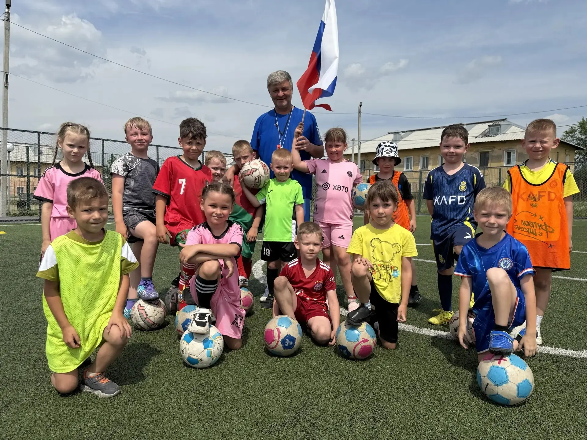 Юные футболисты «Мифа» отметили День России яркой игрой и дружбой⚽️

В честь празднования Дня России