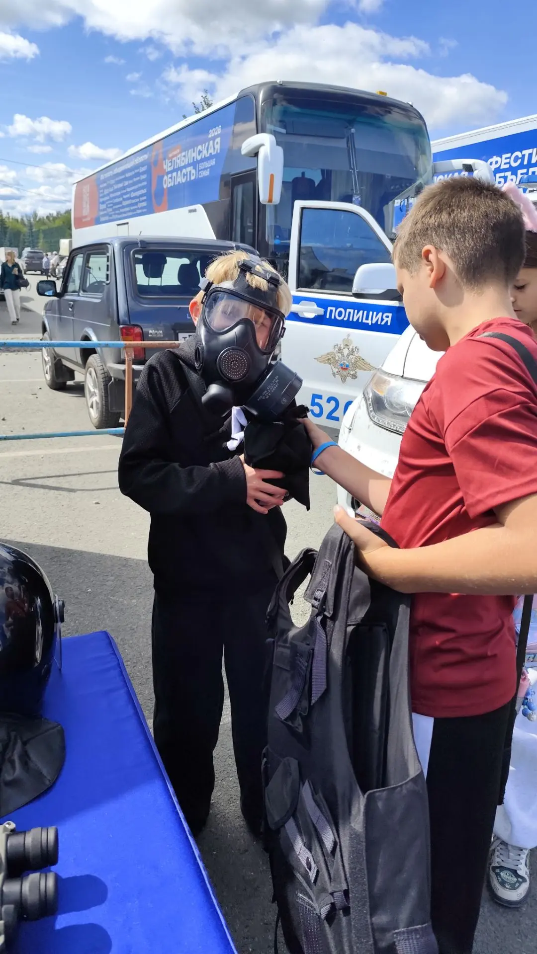 Прямо сейчас учителя, ребята и родители нашей школы принимают участие в фестивале "Боль...