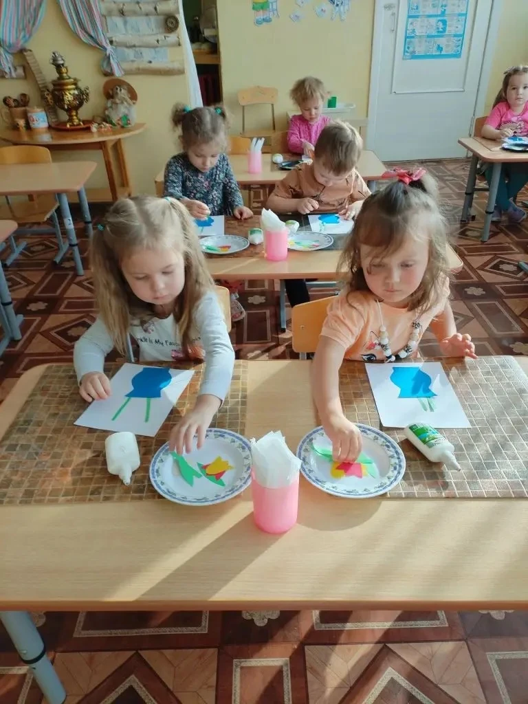 Дошкольное отделение «Зёрнышко»: в младшей группе "Колосок" прошло  интересное занятие по аппликации