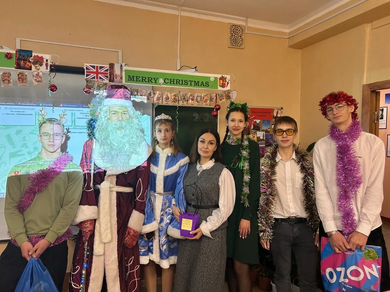 Новогоднее движение: 11‑е классы подарили праздник всей школе!  В преддверии Нового года ученики 11‑