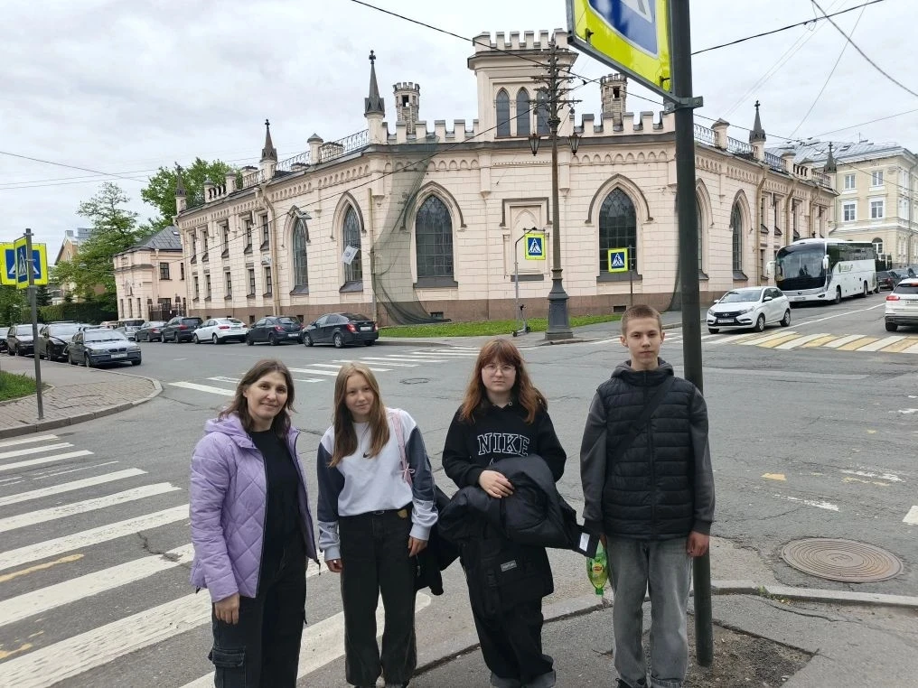 🌼Как только в Санкт‑Петербурге прекратился дождь и выглянуло солнышко, ученики 7‑А класса совместно