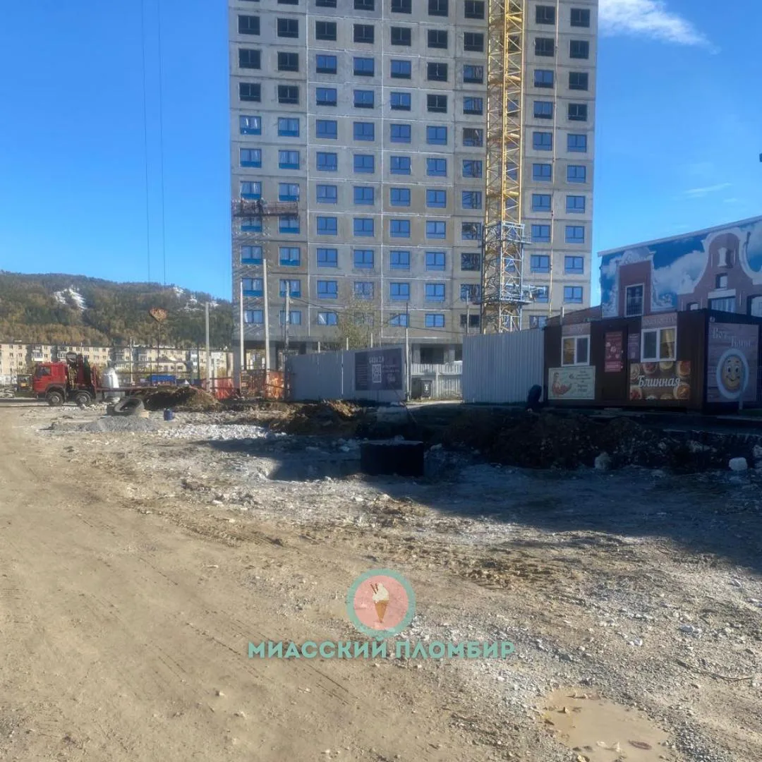 🚧 Продолжается строительство новой дороги, которая свяжет район Комарово с улицей 8 Ию...