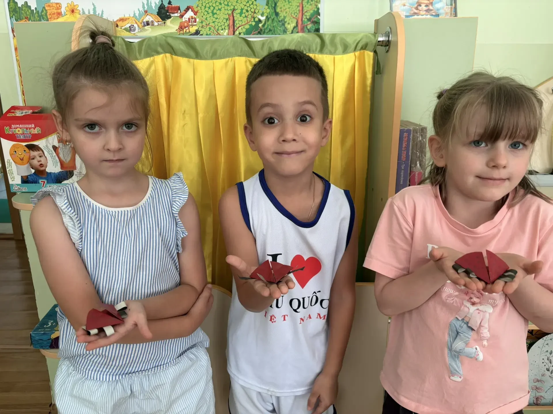 Квадрат бумаги мы берём,
Сгибаем ровно, узелком.
Крыло налево, и направо —
Выходит славная забава!
С