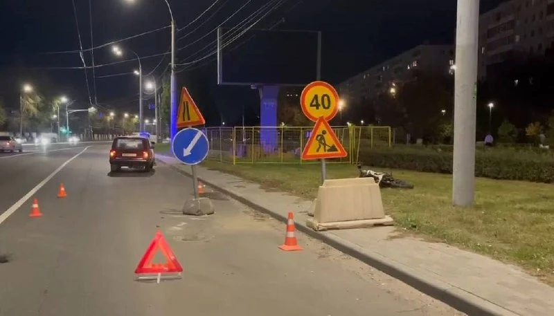 Неподалеку от ТЦ «Рио» 17-летний подросток на питбайке наехал на препятствие.