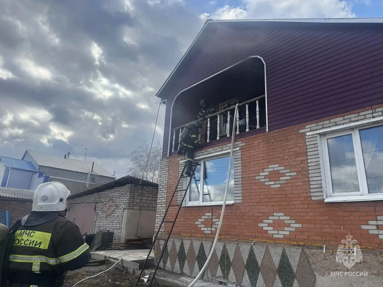 🚨 ВЗРЫВЫ БАЛЛОНОВ, ГЕКТАРЫ ОГНЯ И ГОСПИТАЛИЗАЦИЯ: ЧЕРНЫЕ СУТКИ ХАКАССКИХ СПАСАТЕЛЕЙ  За прошедшие су