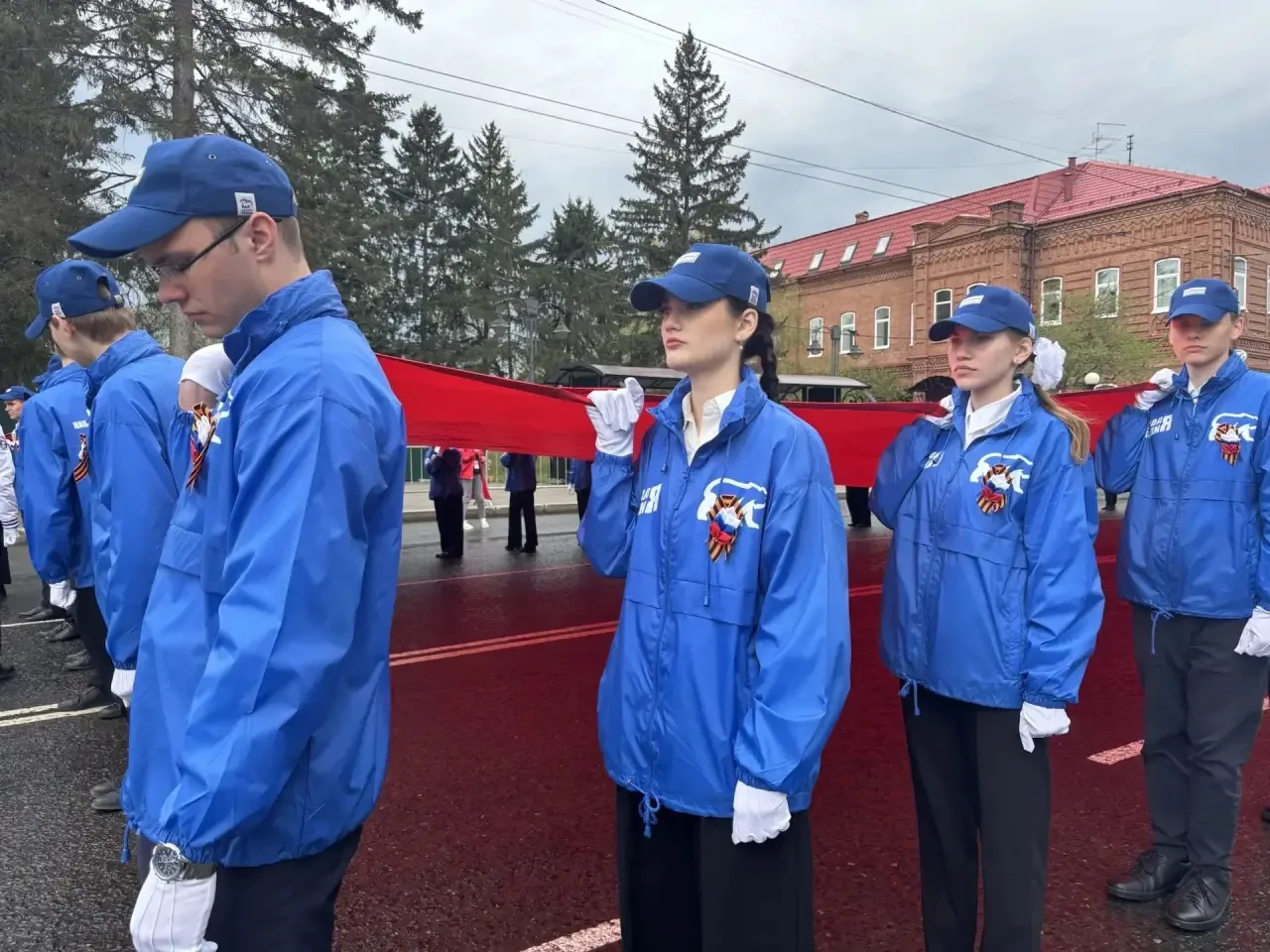 Знамя Победы — в руках молодого поколения  9 мая активисты «Молодой Гвардии» Томской области приняли