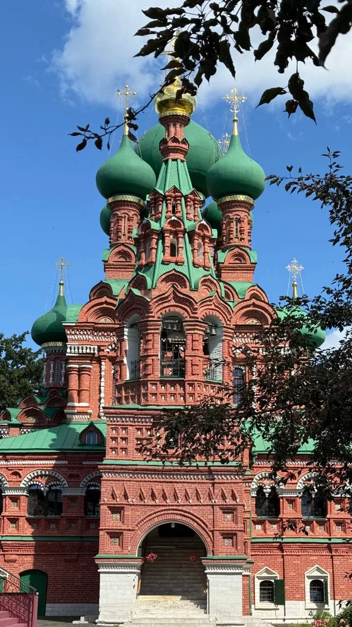 Розарий у Троицкой церкви в Останкино 🌹

Тихий, уютный и уединённый двор на берегу Останкинского пр