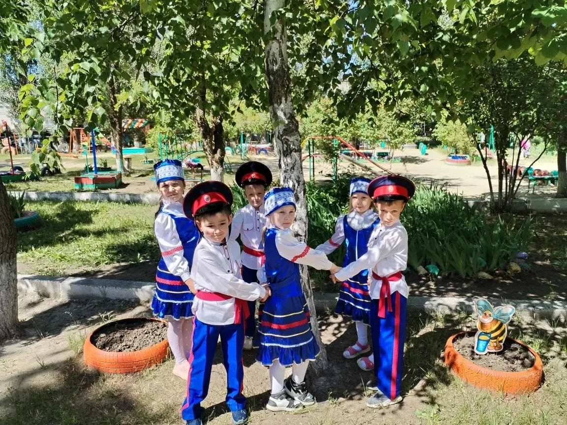 Одним из значимых и почитаемых праздников на Руси являлась Троица. В  нашем  МБДОУ "Дет...