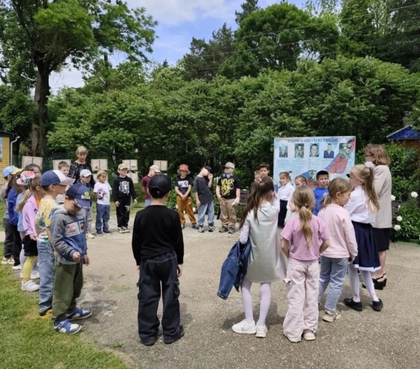 Волшебное дерево 🌳🍊

   Каждый год для выпускников подготовительной группы в детском саду происход