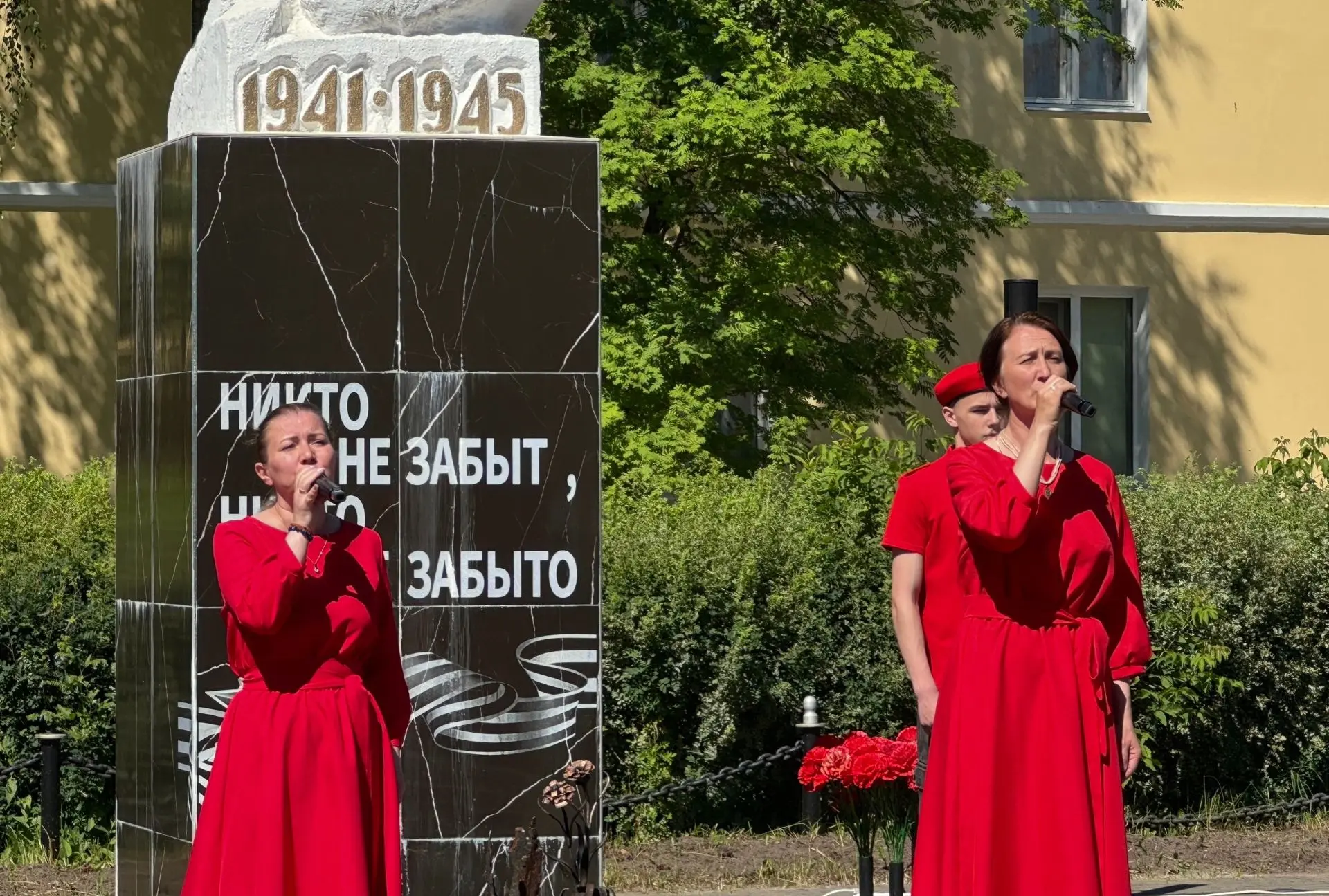 🕯️ В Котласе и поселке Вычегодский прошел Ритуал памяти и скорби
Жители собрались вместе, чтобы поч