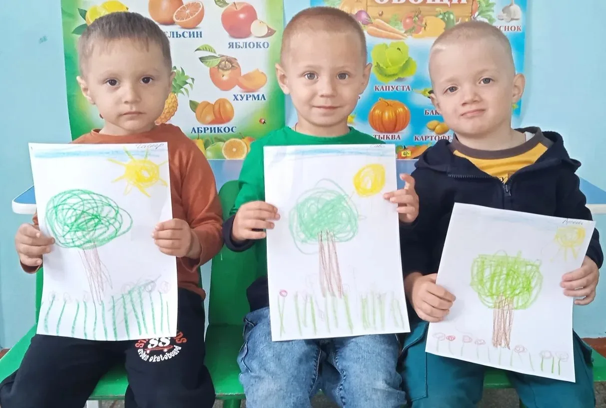 🎨 В младшей группе «Сказка» прошло весёлое занятие по рисованию. Ребята говорили о вес...