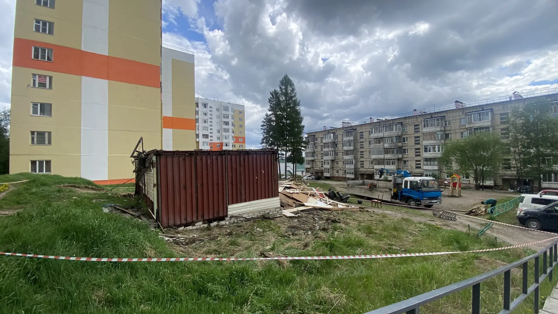 На Аммосова внизу разбирают хлам магазин