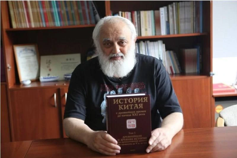 Скончался основатель Института Конфуция НГУ Сергей Комиссаров.