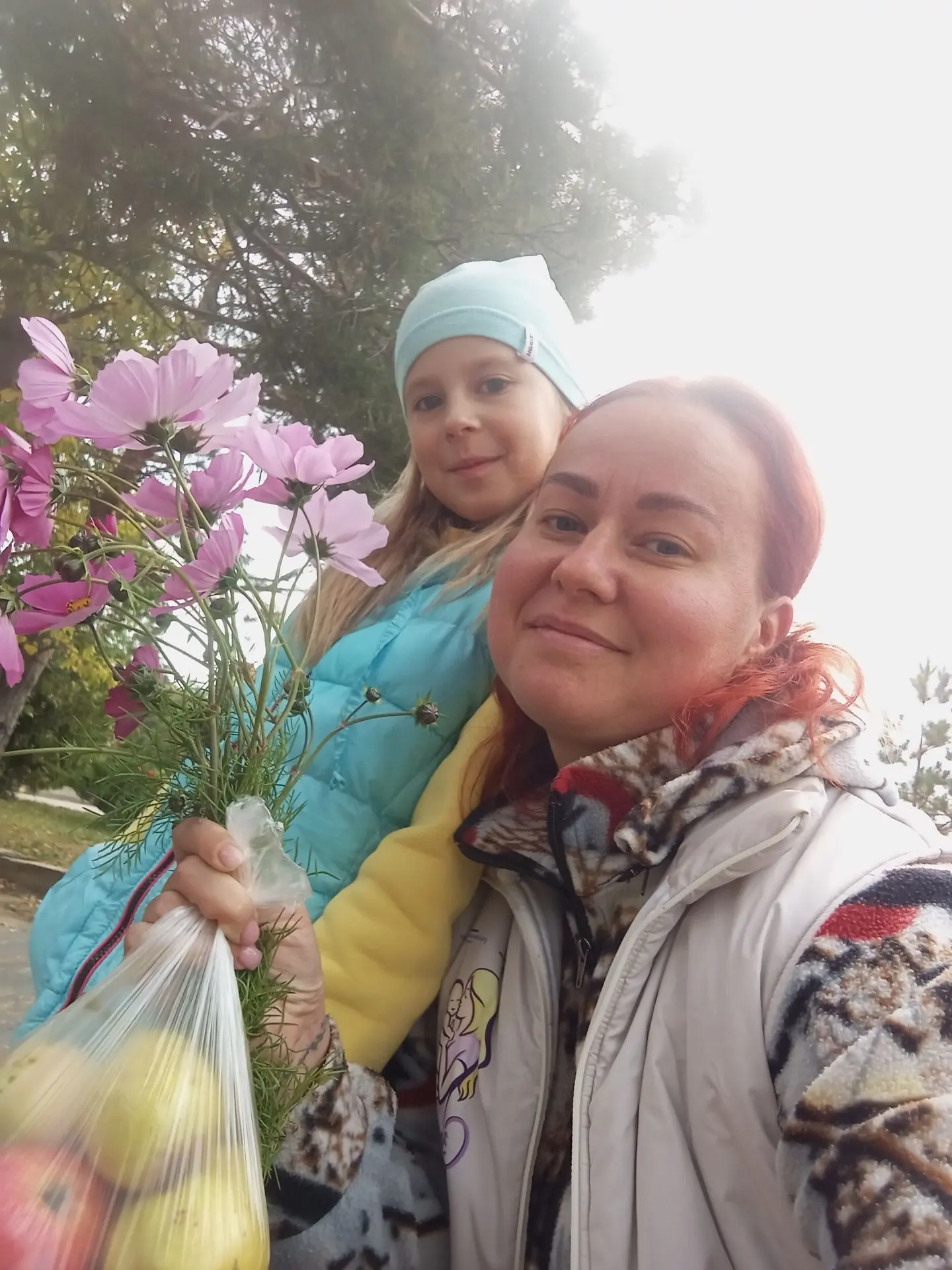 Сходили к маме за яблоками. Буду печь пирог. Ну и цветы нарезала домой.