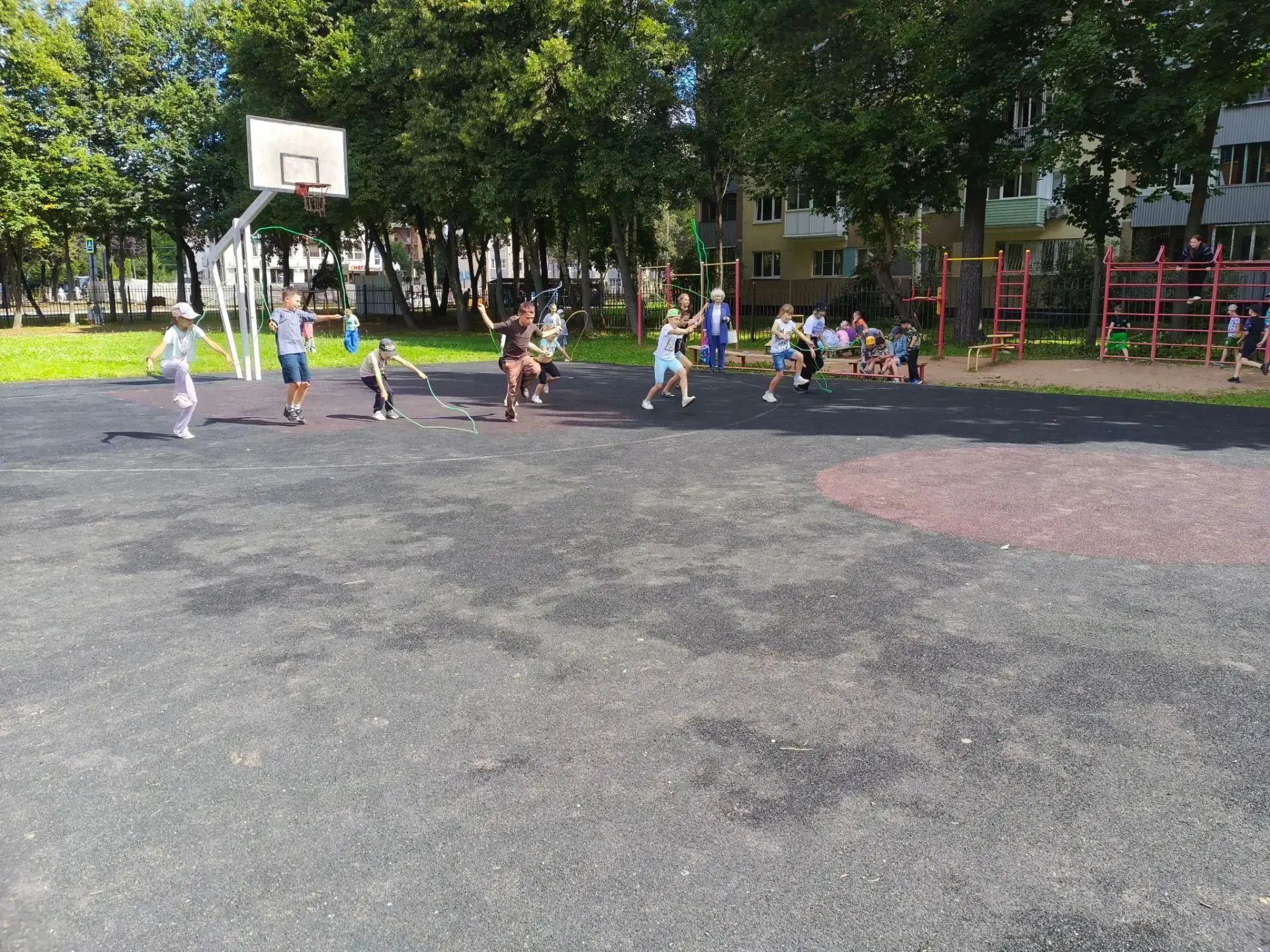 Про занятия спортом в нашем лагере "Летний переполох" помним каждый день.

Скакалка – это один из са