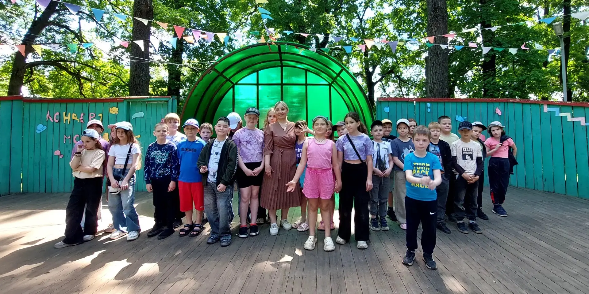 Летний привет от 9-го отряда! ☀️

Спешим поделиться с вами лучиками нашего тепла!

В уютном лагере «