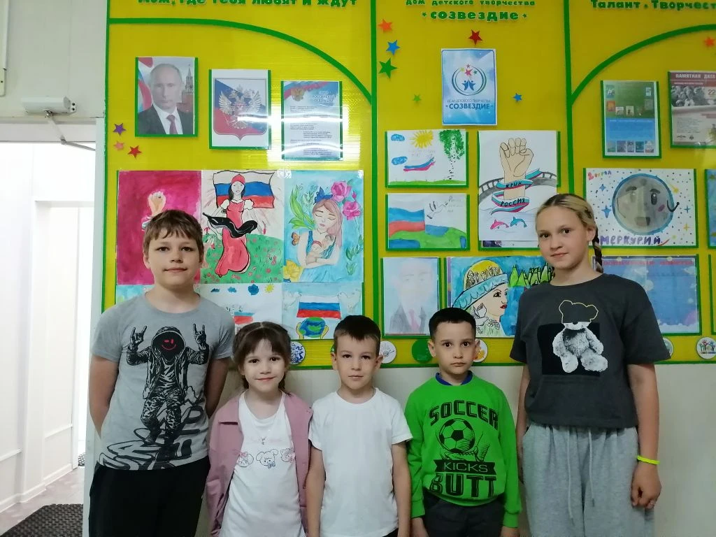 ЛДП "Внешкольник", ДДТ Созвездие приняли участие в акции (выставка-рисунков) "Россия - моя страна" п