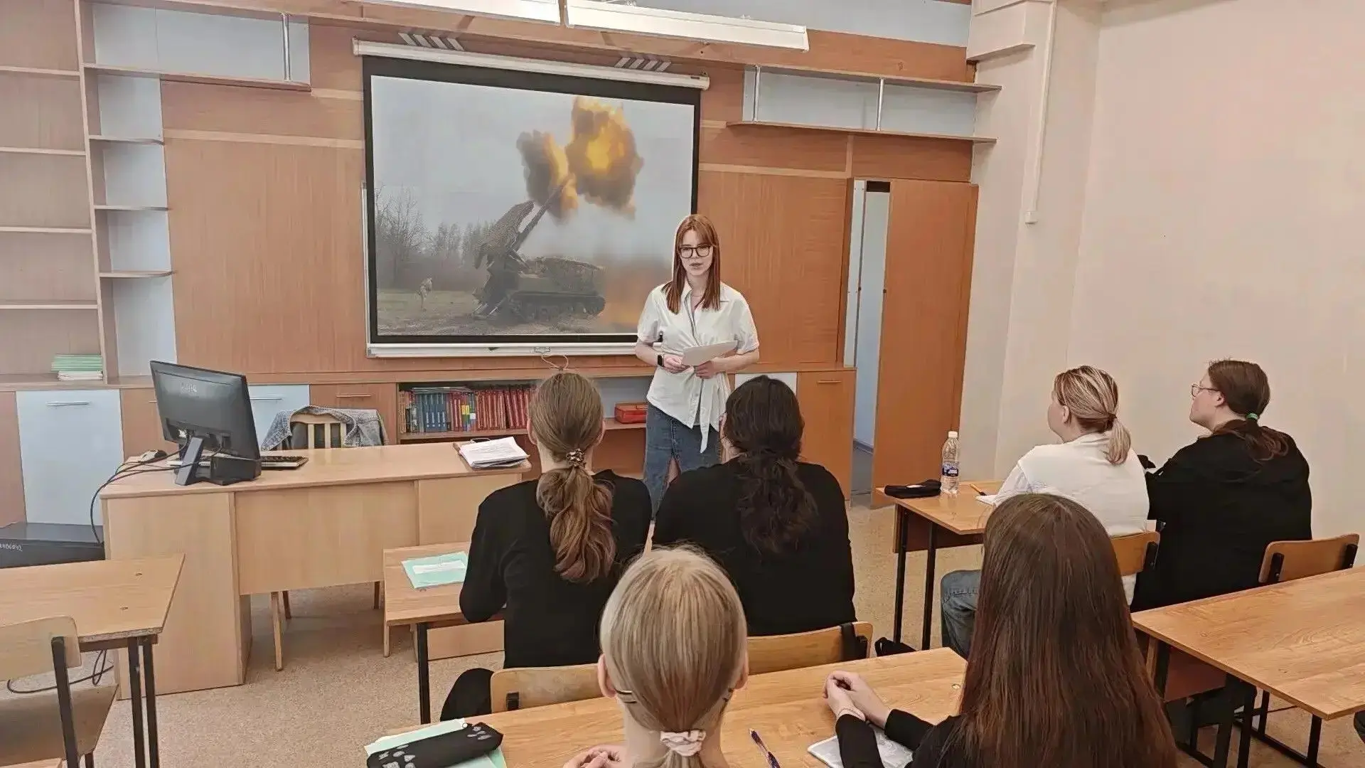 👦🛡️🕊️ В Бийском промышленно‑технологическом колледже прошли классные часы, посвящённ...