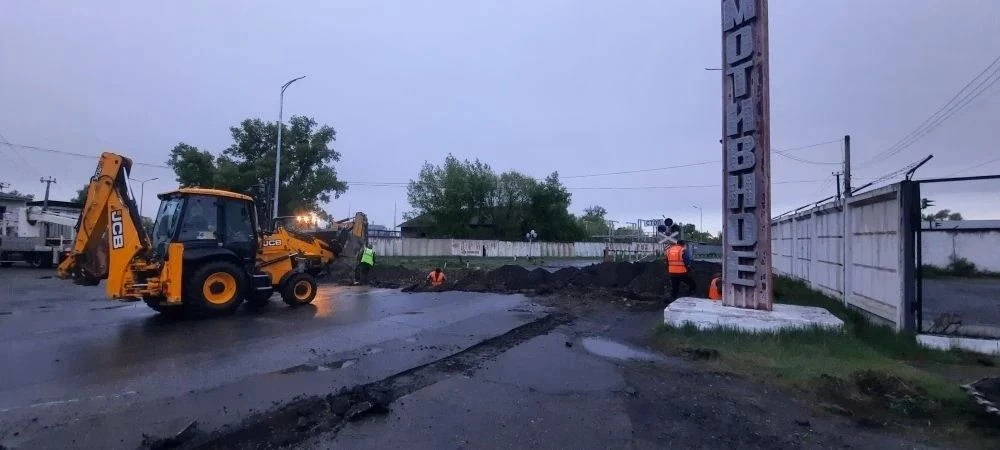 💡Новую линию освещения монтируют на улице Гагарина в Абакане, подрядчик приступил к установке опор и