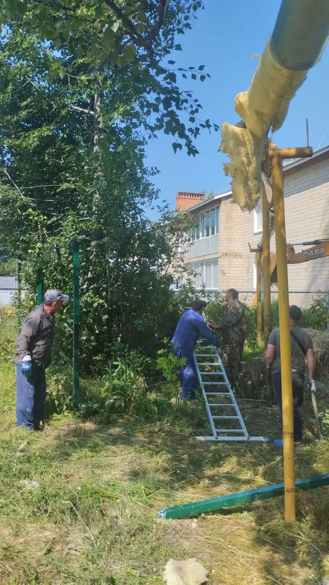 Проводим работы по устранению повреждения теплотрассы, возникшего из-за падения берёзы после сильных