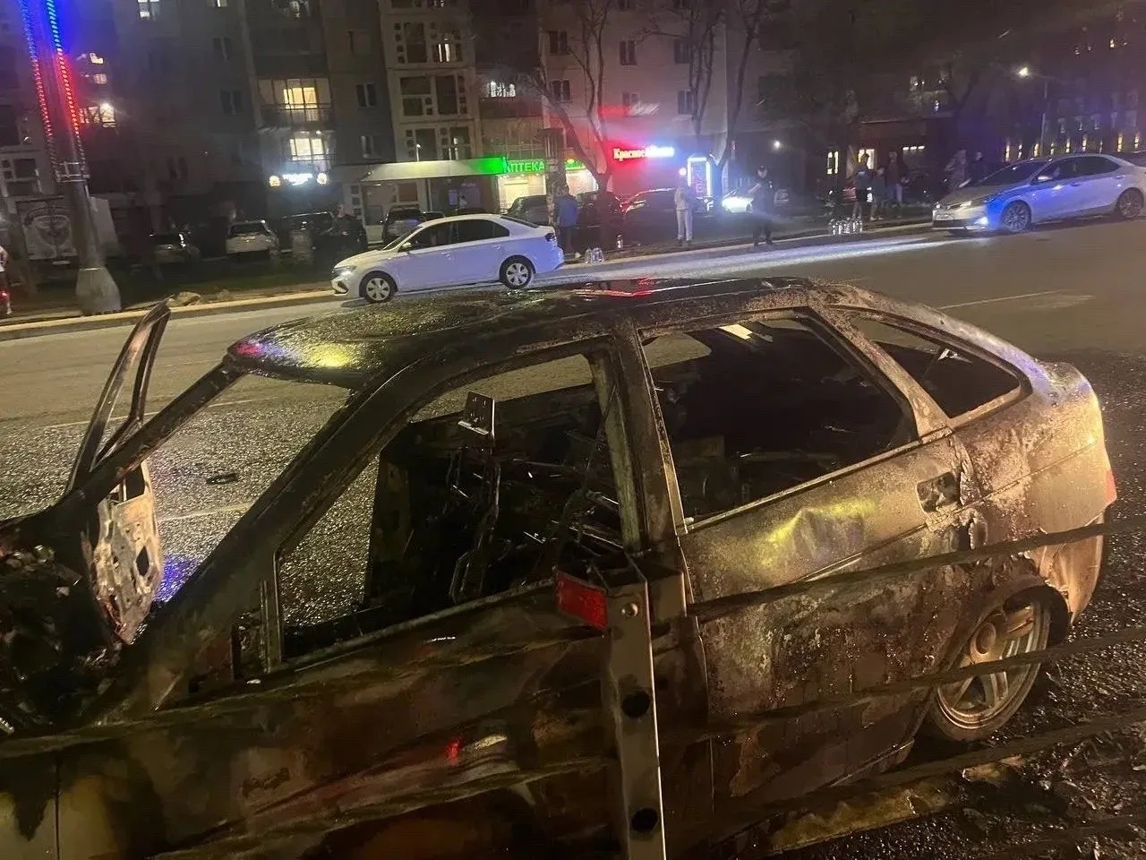 Вечером 8 мая в Челябинске на улице Братьев Кашириных, недалеко от перекрестка с Молодогвардейцев, п