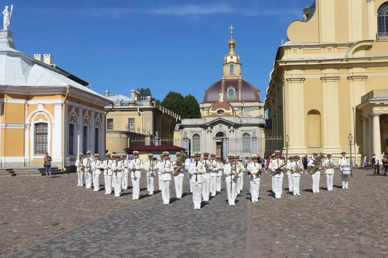 С праздничной концертной программой, посвященной Дню Военно-Морского флота России, перед гостями Пет