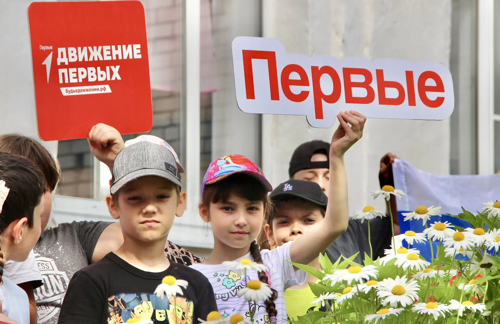 Акция «Российский триколор» в лагере «Солнышко»! 🇷🇺

Сегодня в пришкольном лагере «Солнышко» в чес