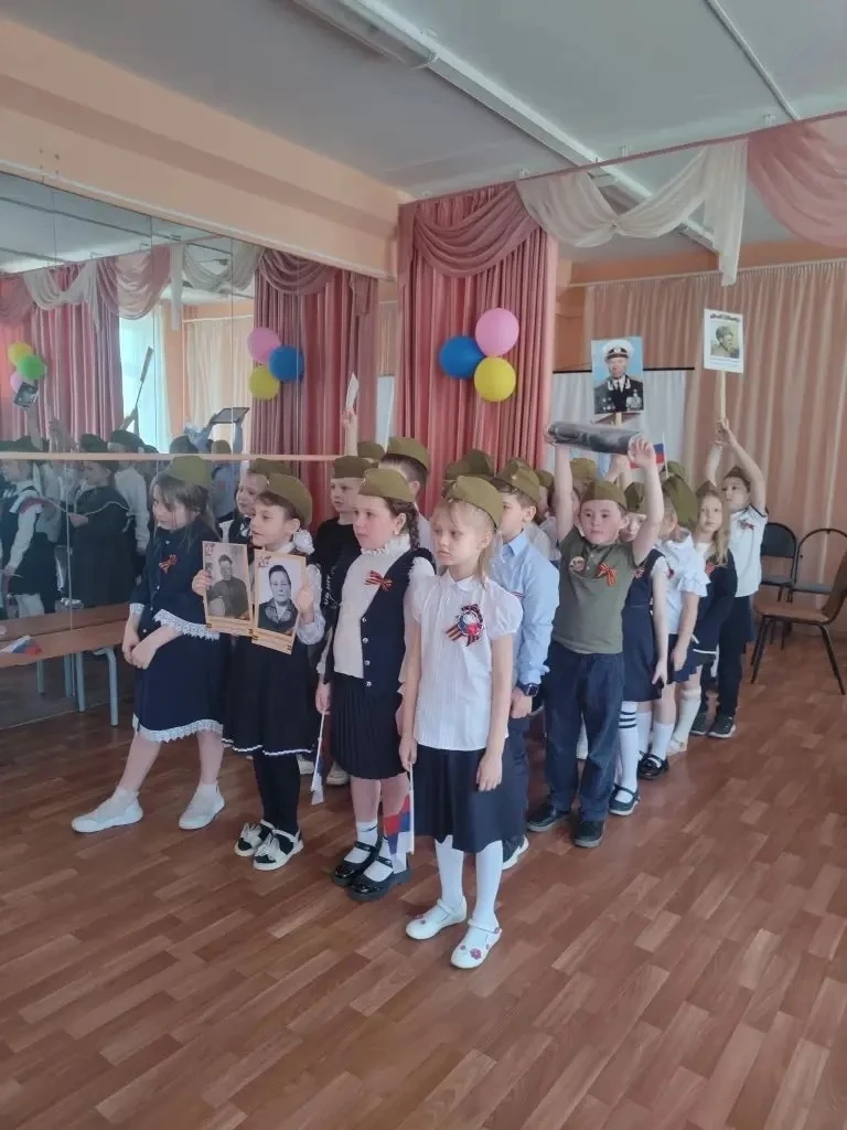 7 мая в 1 «Б» классе прошёл классный час, посвящённый Дню Победы! 🇷🇺   Этот важный и трогательный пр