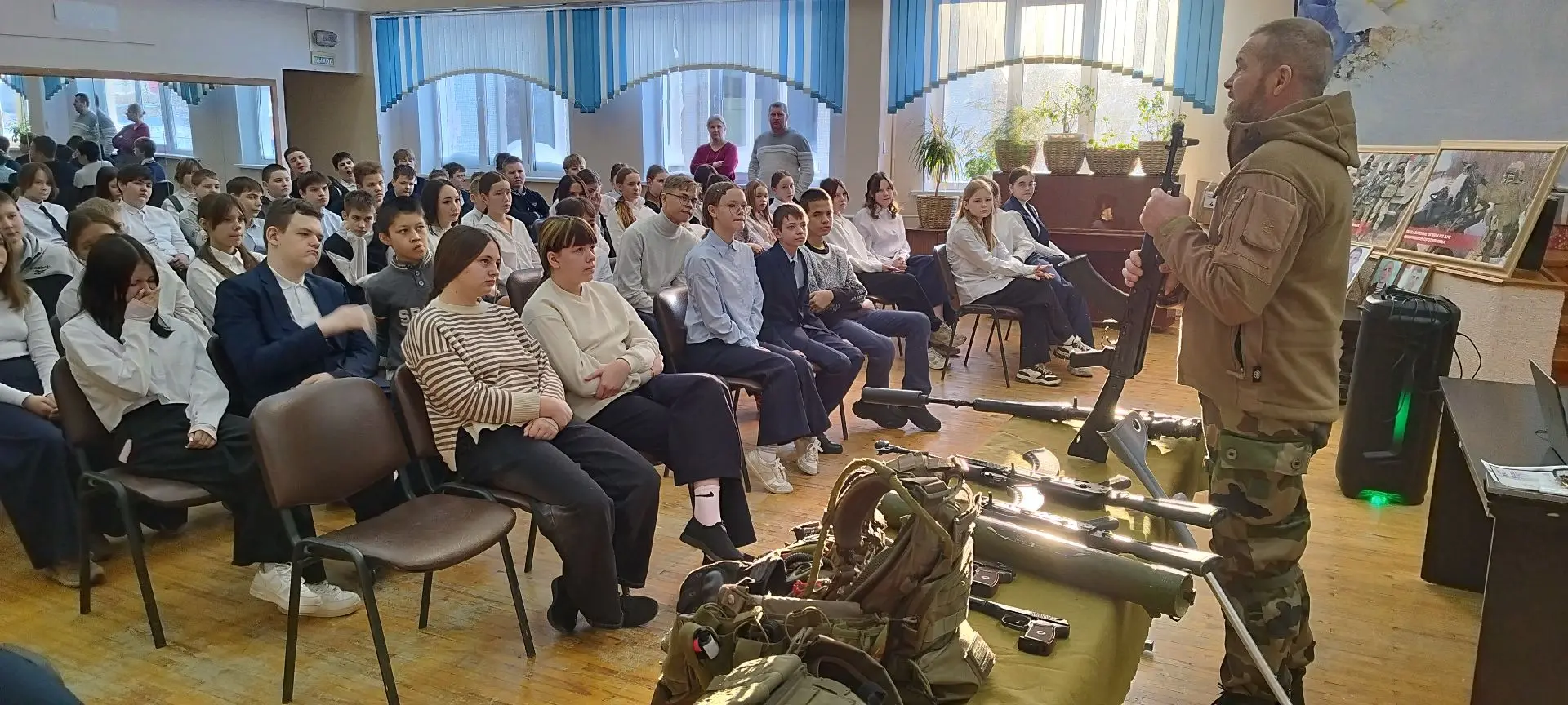 Урок мужества. Сегодня в актовом зале школы состоялись уникальные уроки мужества, посвящённые знамен