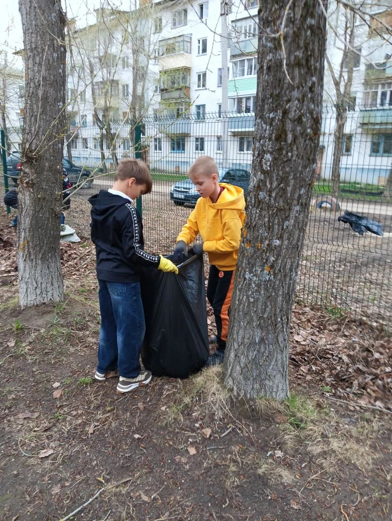 Ребята 3 "З" класса вместе с классным руководителем Инной Борисовной  дружно вышли на уборку террито
