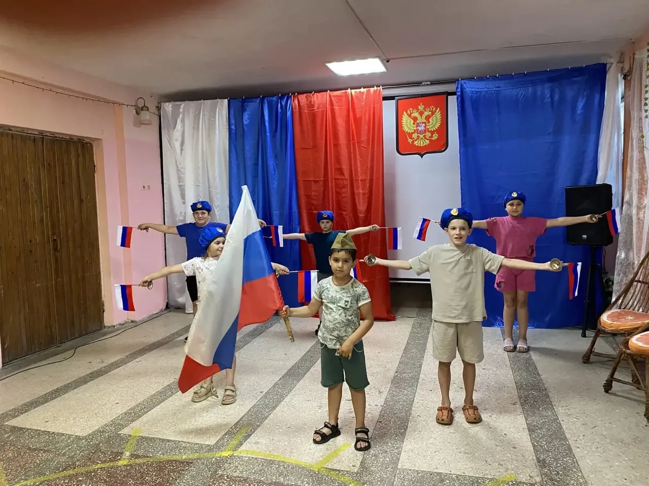 10.06.2026 в филиале «Дом культуры с.Чугинка» ко Дню России состоялся флешмоб «Россия - в этом слове