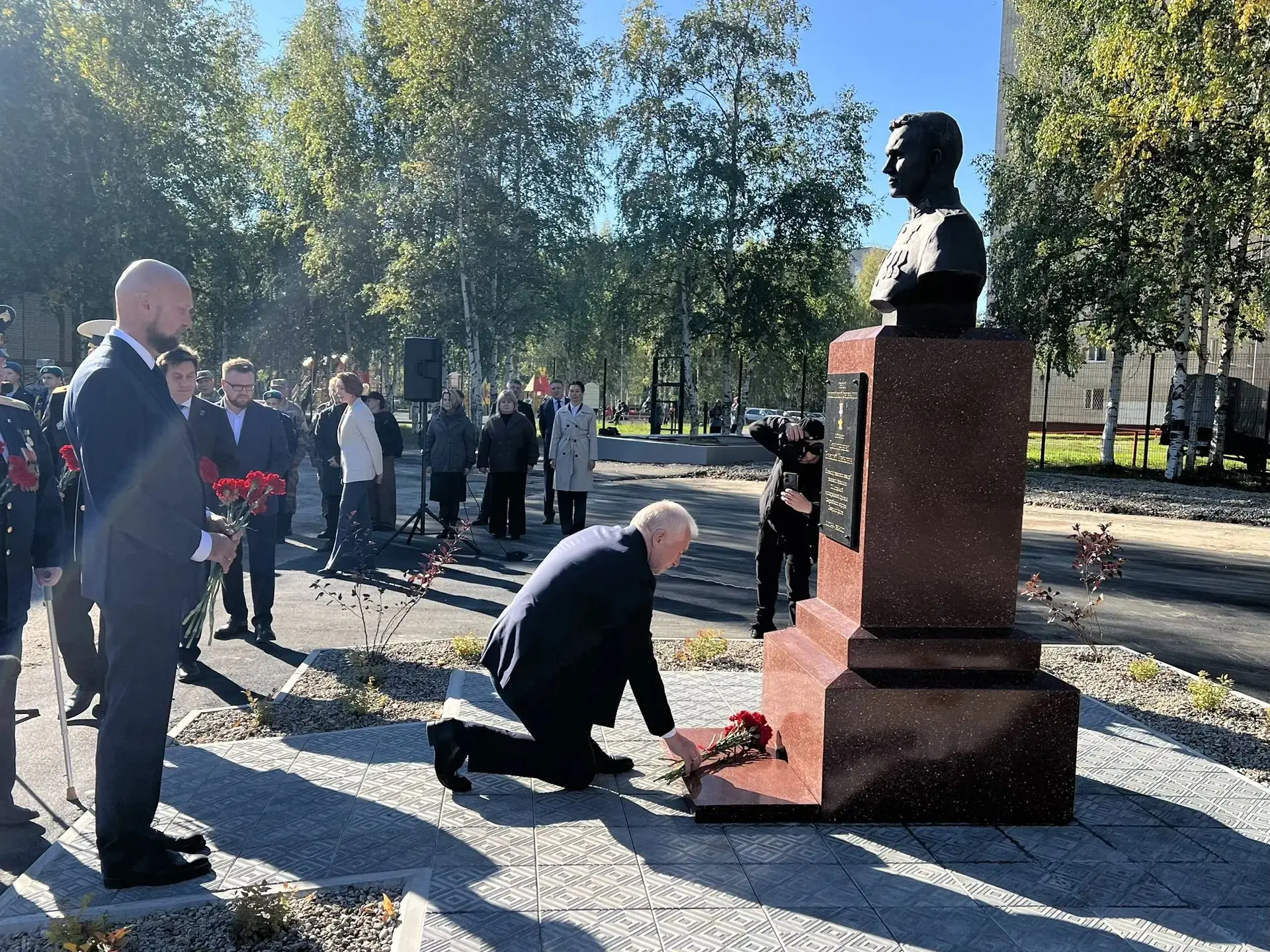 Торжественно открыли бюст Герою Российской Федерации Николаю Данильченко по дворе школы...