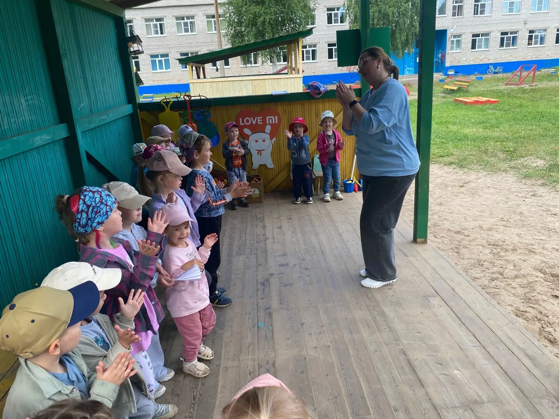 В гостях у сказки и природы! 🐜🐞

Сегодня наш участок превратился в настоящий исследовательский цен