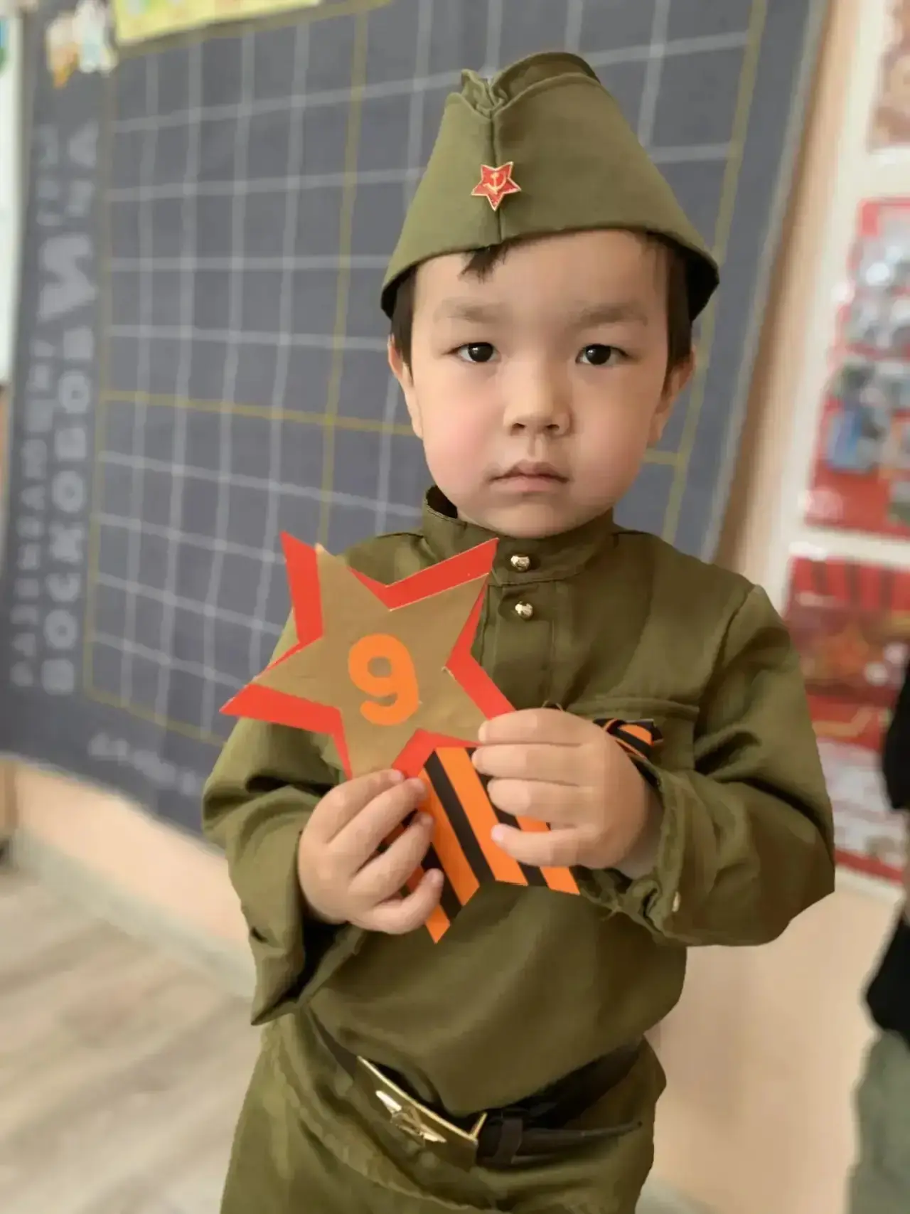 🎖️ В Элисте проходит акция «Бессмертный полк» среди воспитанников детских садов. Маленькие участники