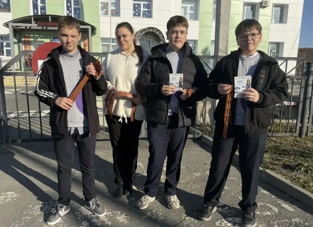 В Корсаковском округе готовятся к Дню Победы 🎗️  На центральной площади города уже смонтирована сцен