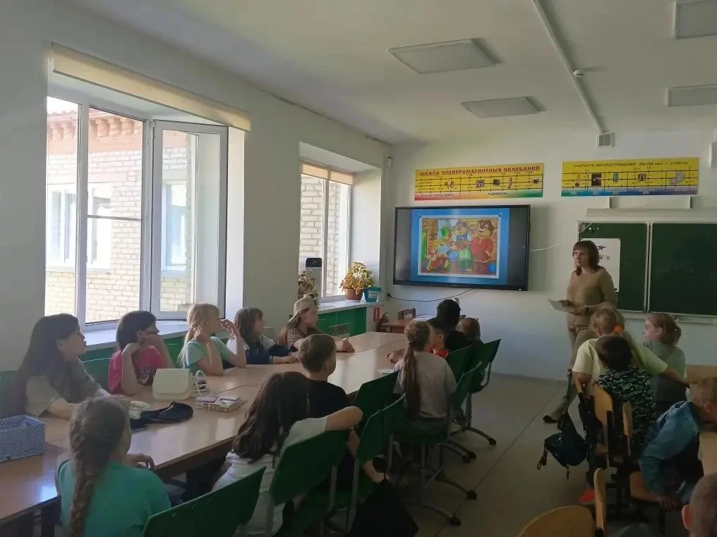✨Сегодня в жаркий денечек наш пришкольный лагерь продолжал весело проводить время с дру...