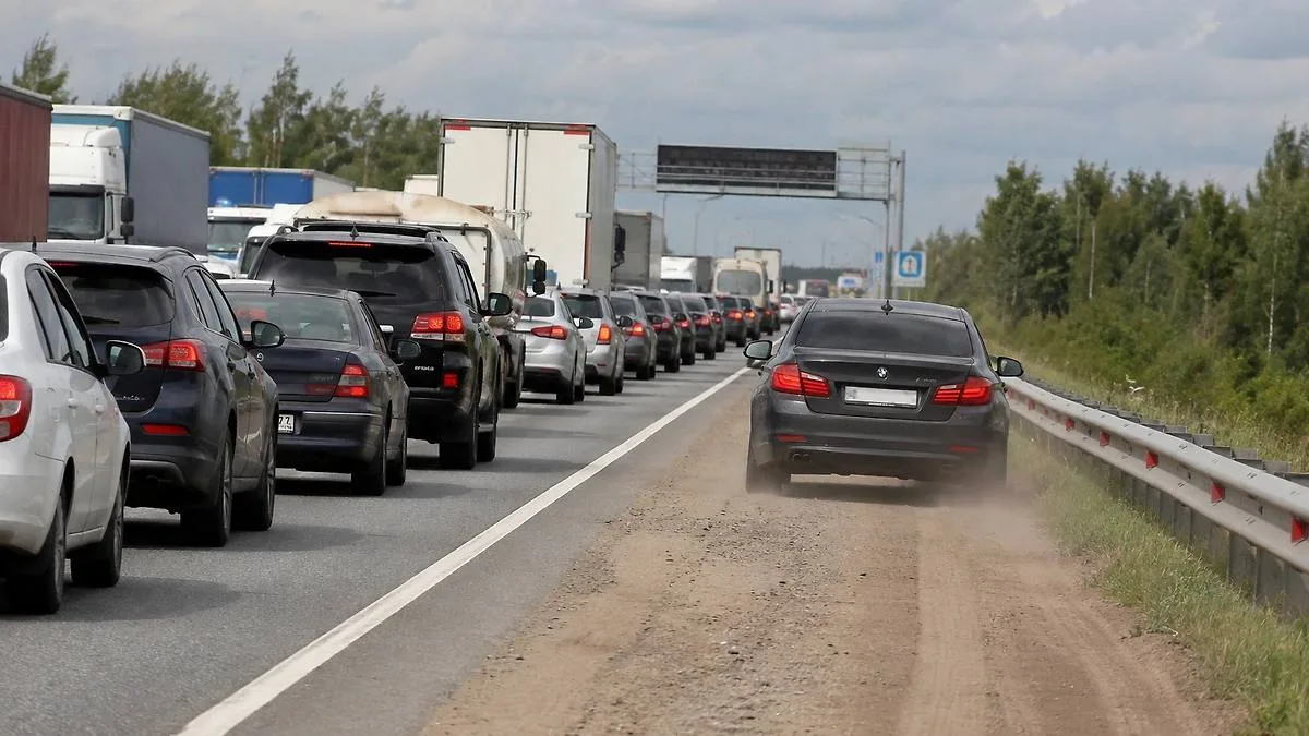 В России предложили увеличить штраф за езду по обочине до 5000 рублей вместо нынешних 2...