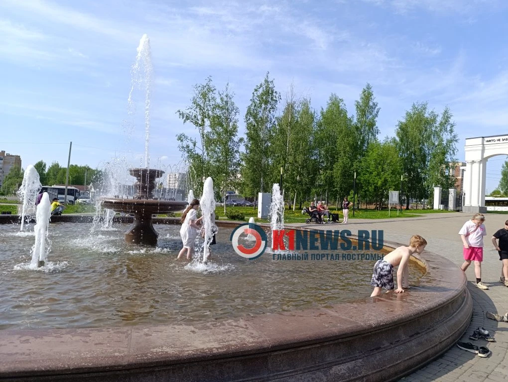 Дети уже открыли купальный сезон в фонтане  ✔️