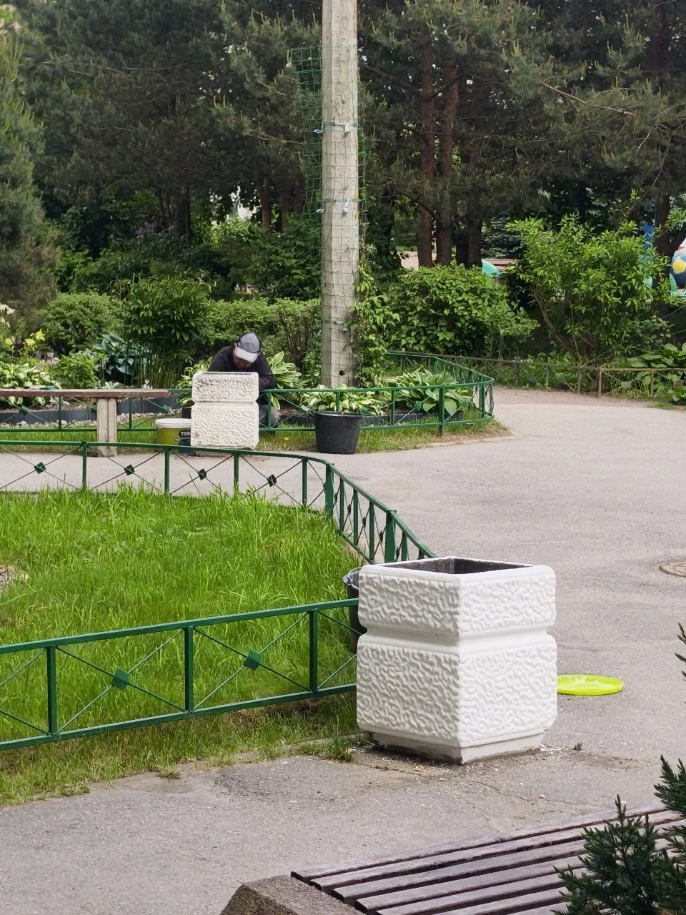 А это Знаменская 10 - тут мы провели мелкие работы по облагораживанию двора. Заменили и...