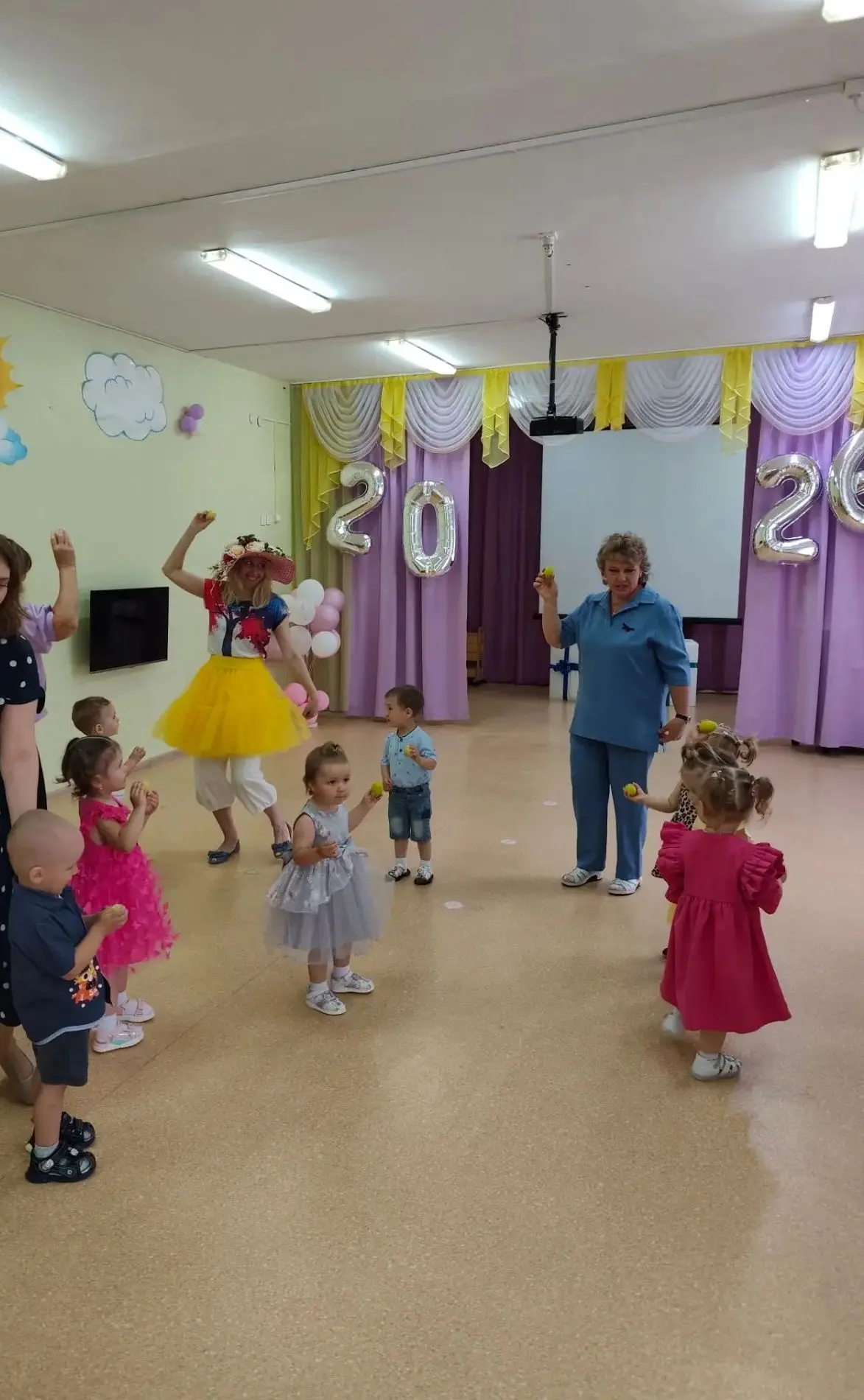 От ползунков до первых шагов: наш ясельный выпускной 2026!
Кажется, только вчера эти крошки, впервые