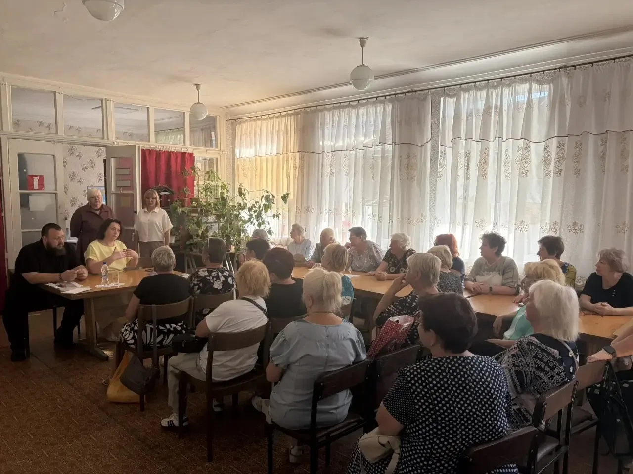 Вместе с министром труда и социальной политики ЛНР Еленой Макаренко посетили несколько ...