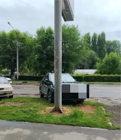 😐По фактам размещения автомобилей на зеленых зонах в Энгельсе возбуждено 14 администра...