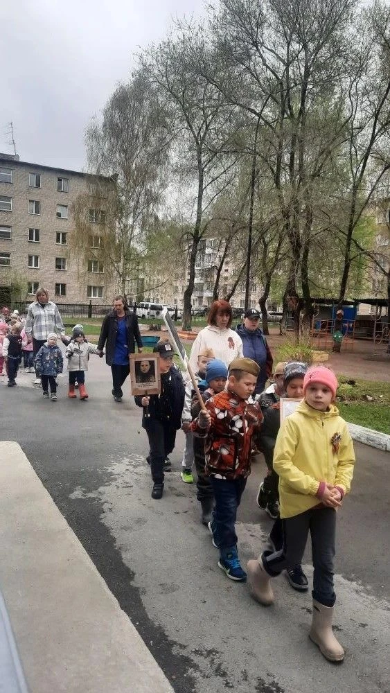 Сегодня в нашем дошкольном отделении прошло шествие Бессмертного Полка!   В одном строю, с портретам