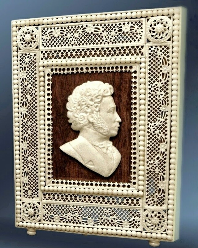 " А.С. Пушкин", 2011 г.Настольный портрет в рамке. Холмогорская резьба по кости.Архангельская обл, а