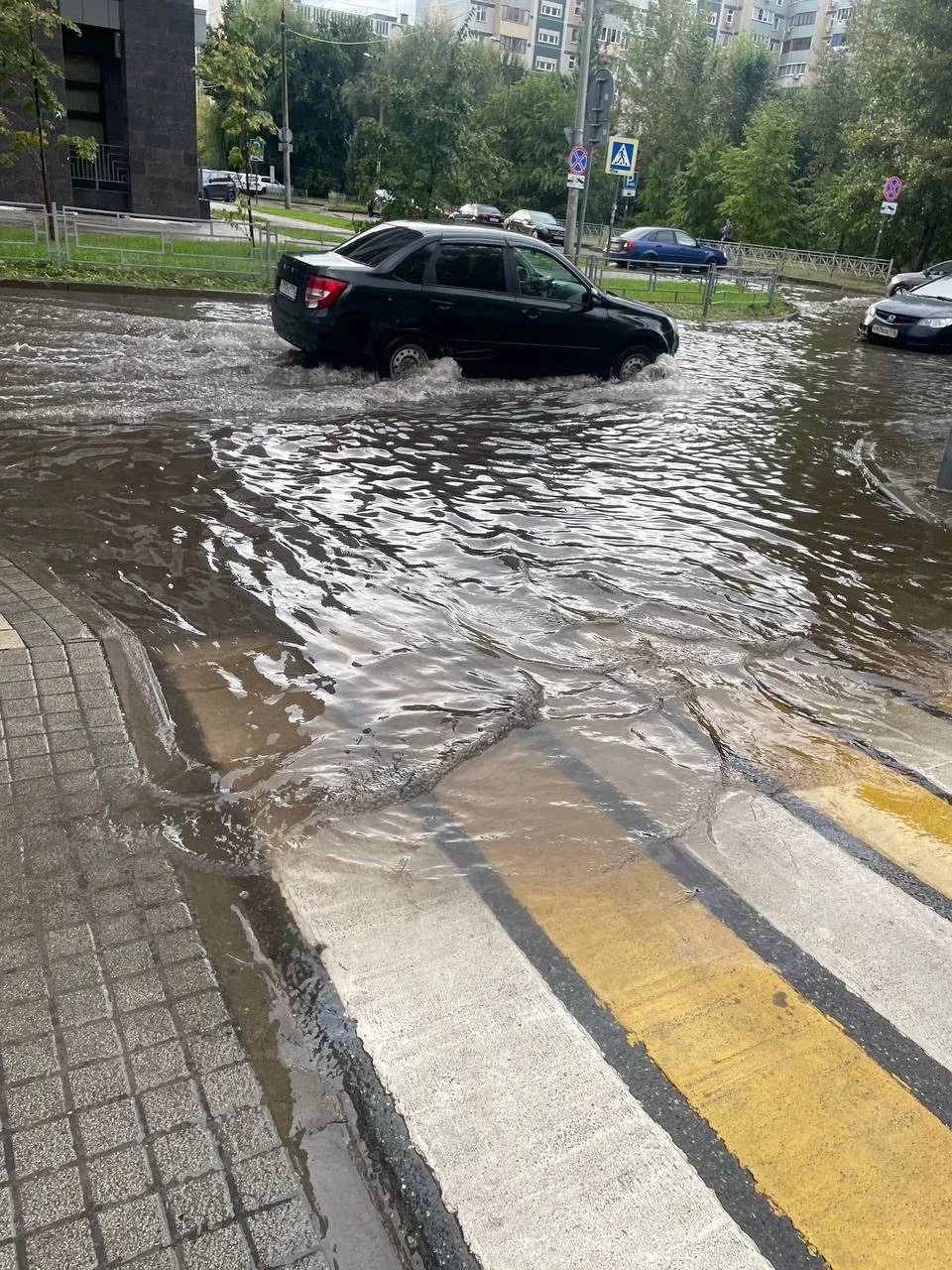 Машинам сегодня местами пришлось плыть