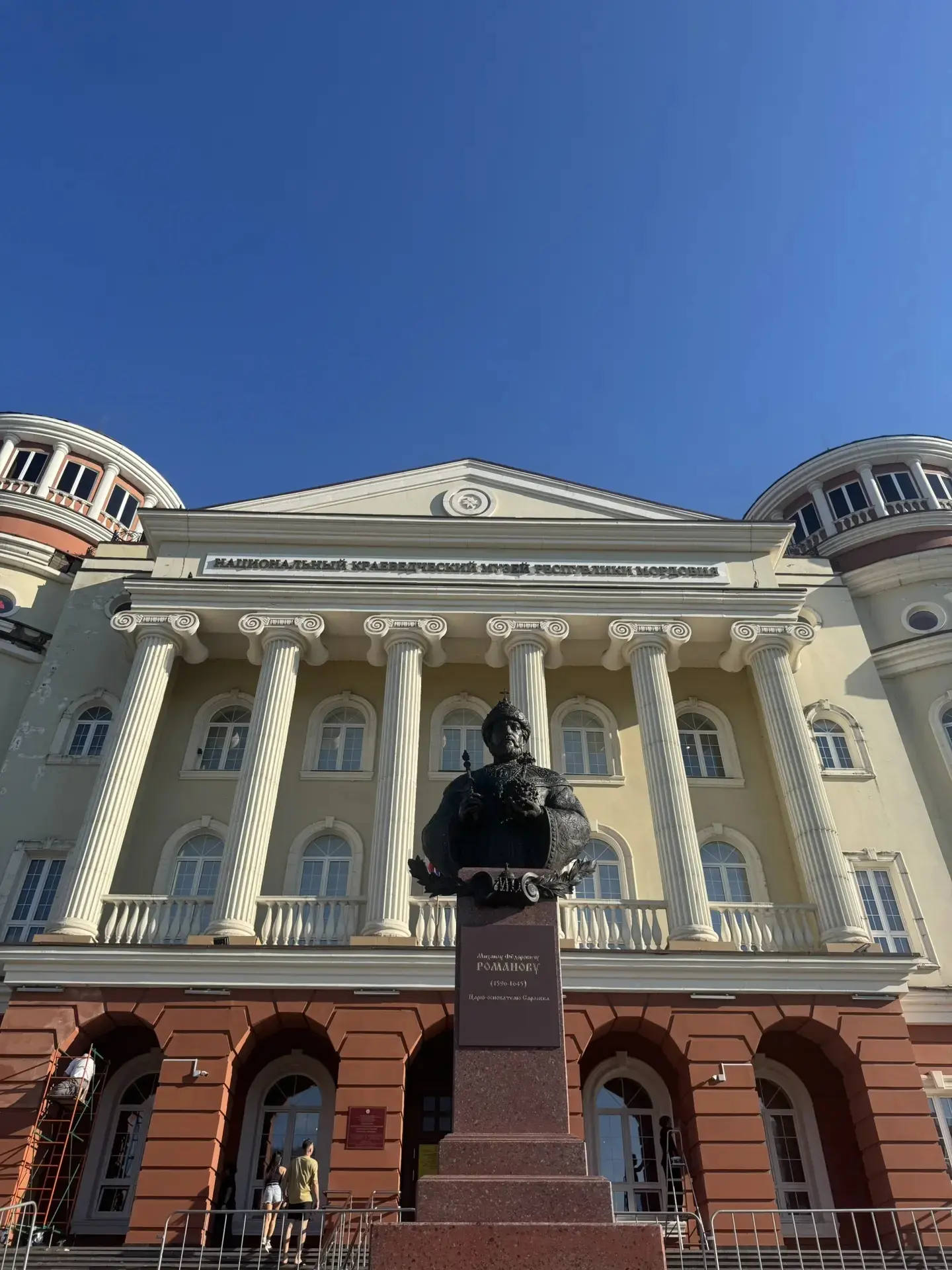 Саранск. 10 июня. Возле Краеведческого музея устанавливают памятник царю Михаилу Романову - основате