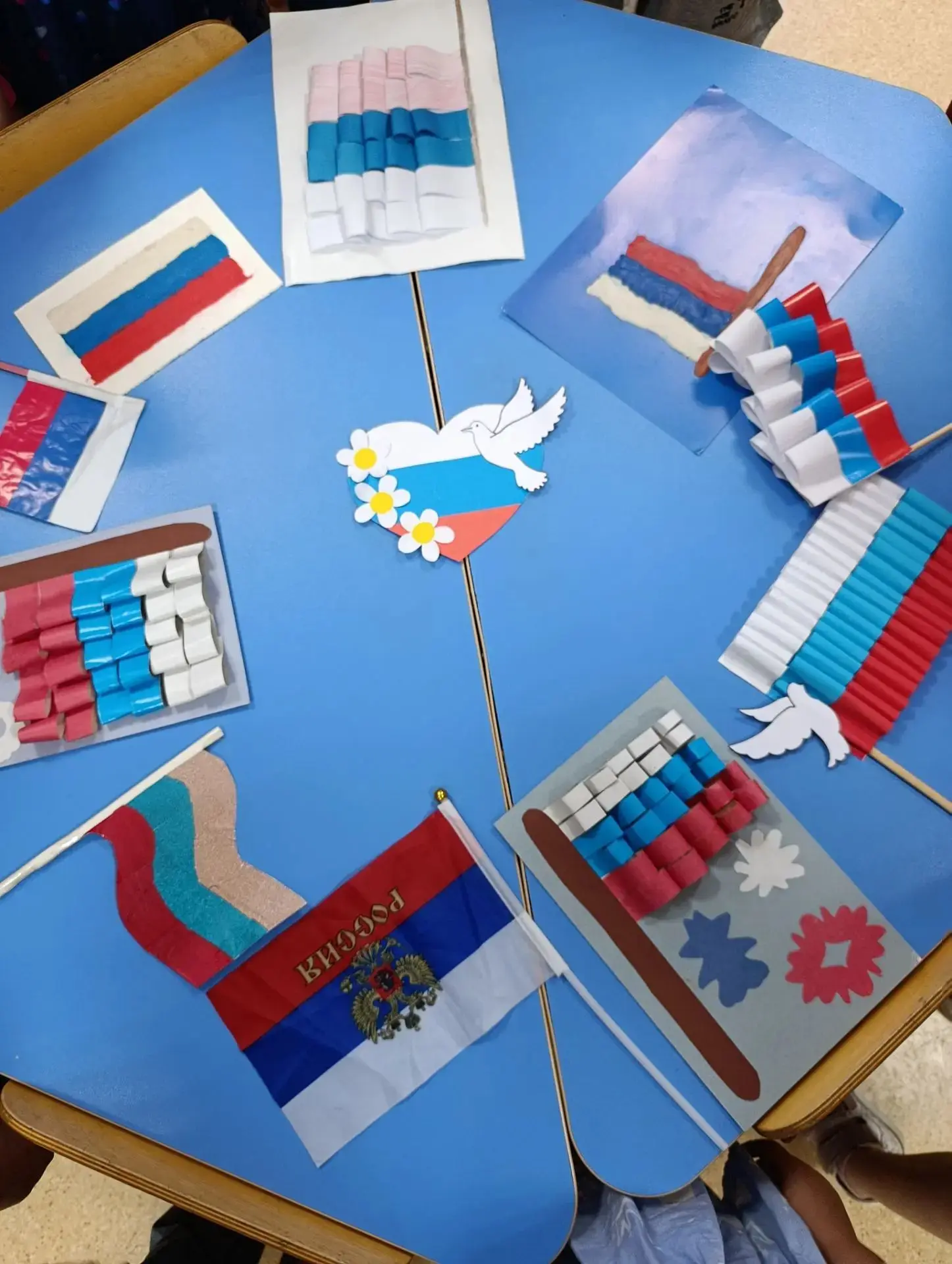 Сегодня в нашем детском саду по-особенному торжественно и ярко! Мы отмечаем День Госуда...