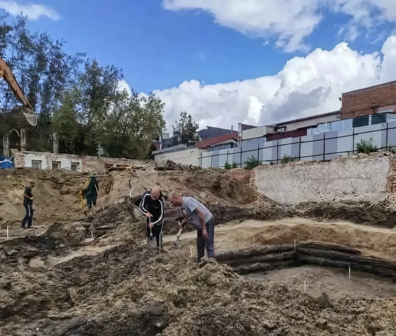 😮 На месте книжного развала в Калуге нашли 85 археологических объектов