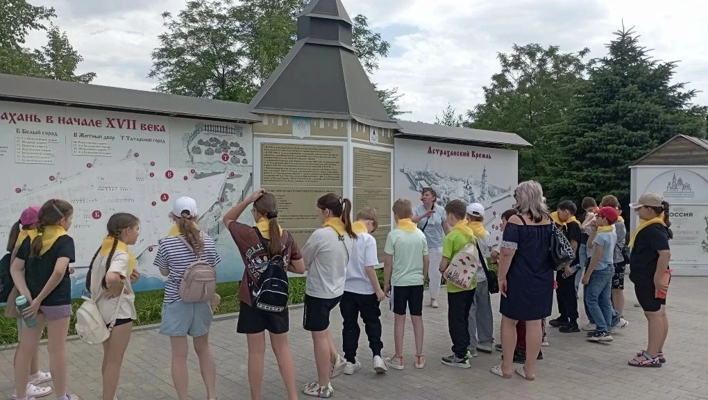В Кремле начался сезон экскурсий для детских групп. Здесь проводят обзорные и тематические прогулки 