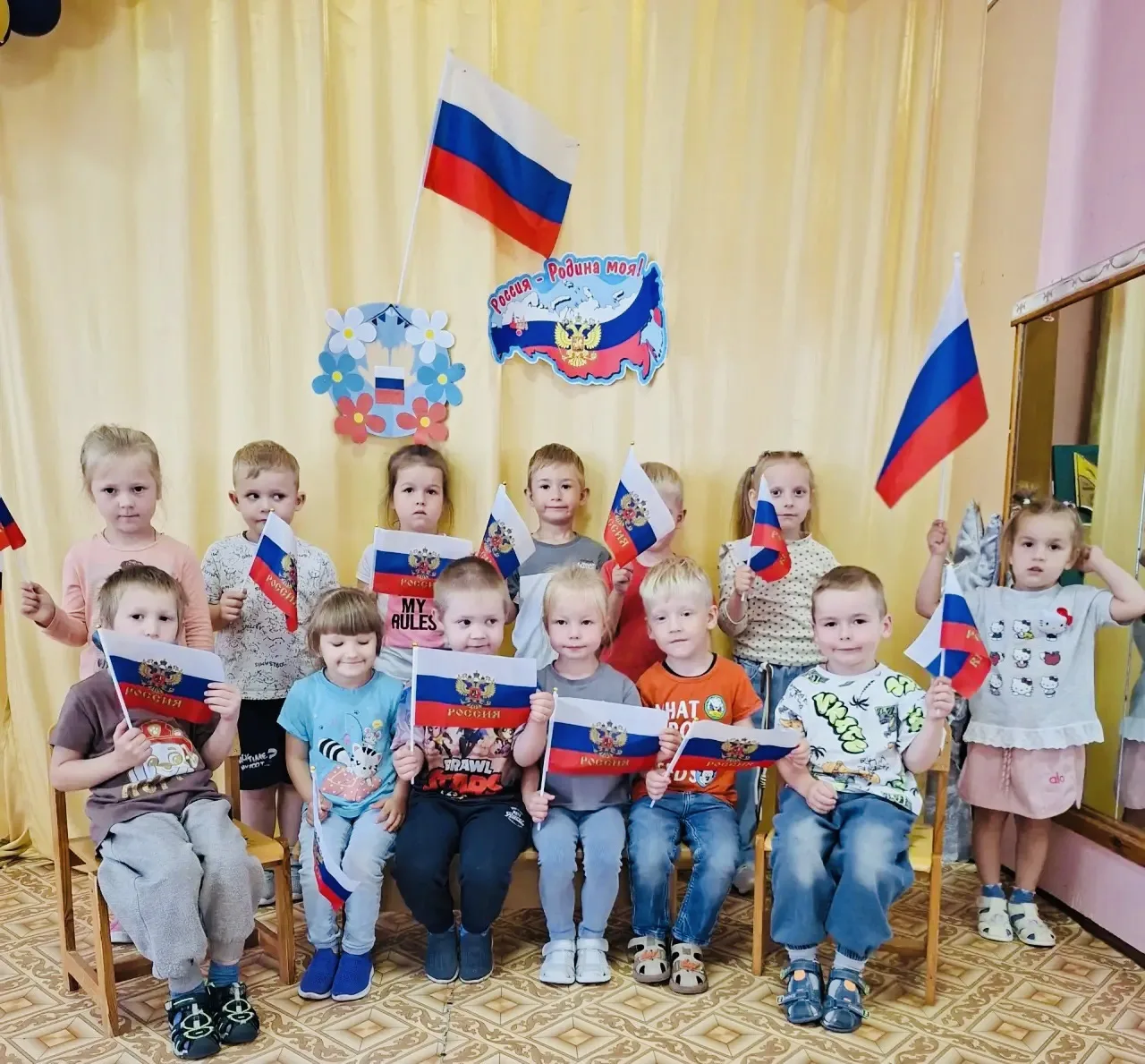 22 августа -День Государственного флага России! 🎉 Малыши узнали, что такое флаг, позна...